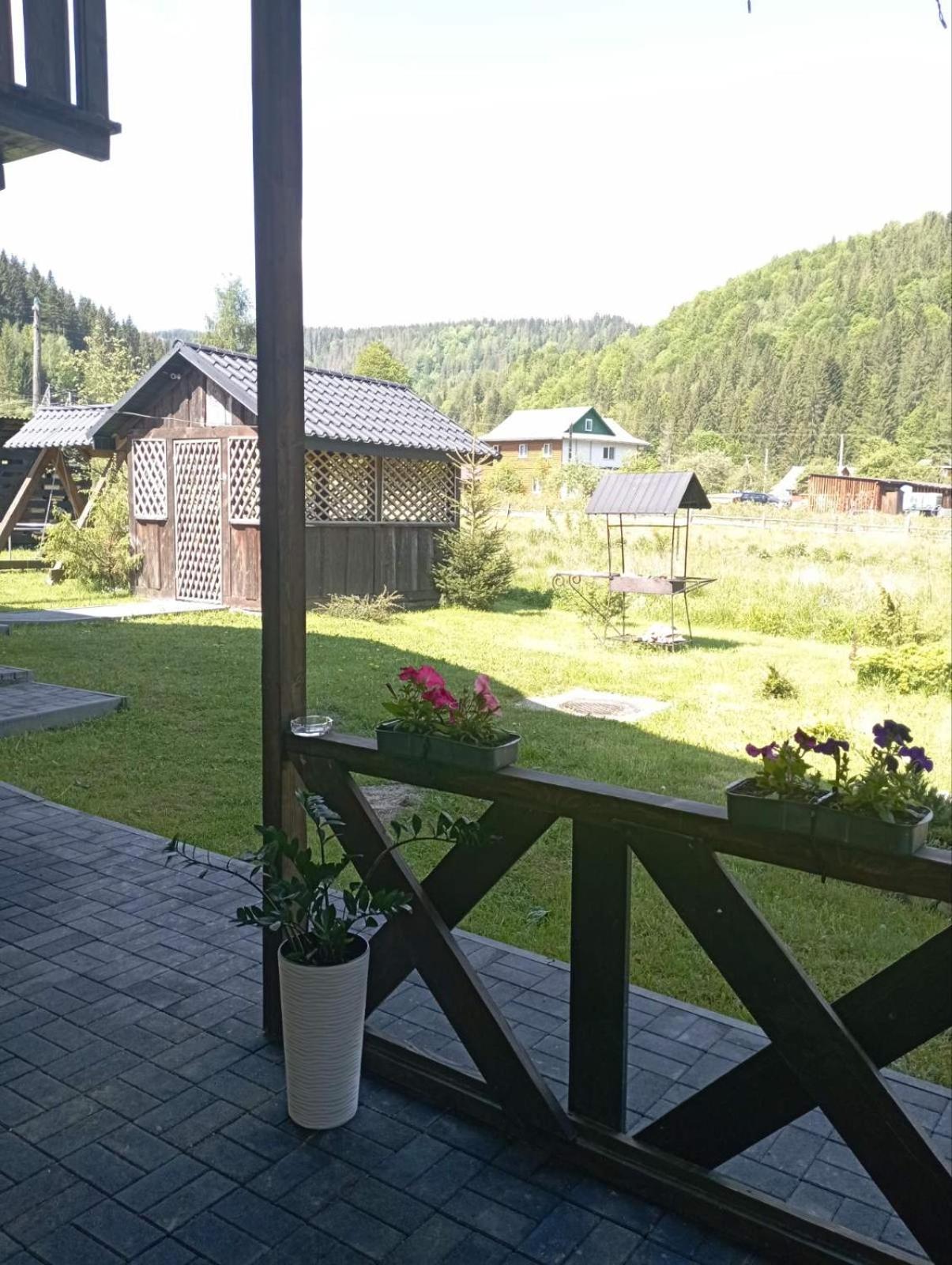 Maison d'hôtes U Anastasii I Sofii Bilya Richki à Mykulychyn Extérieur photo